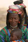 Na ulici ve vesnici Rey Bouba. �eny pat�� ke ko�ovn� ��sti etnika Fulani. Kamerun.