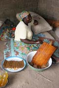 M�stn� sladkost, kter� vznik� jako odpad p�i lisov�n� oleje. Vesnice Rey Bouba. Kamerun.