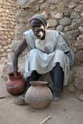 M�stn� �aman, kter� v�t� budoucnost pomoc� posv�tn�ch krab�. Vesnice Rhumsiki (Roumsiki) v poho�� Mandara. Kamerun.