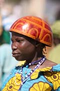 �ena ve vesnici Tourou v poho�� Mandara. M�stn�m zvykem t�to vesnice jsou �epice z d�ev�n�ch kalaba�� (druh tykve), kter� �eny nos� na hlav�ch. Kamerun.