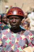 �ena ve vesnici Tourou v poho�� Mandara. M�stn�m zvykem t�to vesnice jsou �epice z d�ev�n�ch kalaba�� (druh tykve), kter� �eny nos� na hlav�ch. Kamerun.