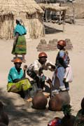 Prodej m�stn�ho alkohoholu je d�le�itou sou��st� trhu. Trh ve vesnici Tourou v poho�� Mandara. Kamerun.