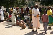 Prodej m�stn�ho alkohoholu je d�le�itou sou��st� trhu. Trh ve vesnici Tourou v poho�� Mandara. Kamerun.