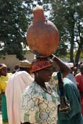 Na hlav� se nos� v�e. Trh ve vesnici Tourou v poho�� Mandara. Kamerun.