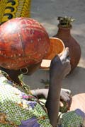 Na trhu je veselo. Jak se bl�� jeho konec, ��m d�l v�ce m�stn�ch lid� pop�j� lok�ln� alkohol. Trh ve vesnici Tourou v poho�� Mandara. Kamerun.