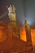 Jednor�zov� nasv�cen� Karl�v most b�hem tzv. Orange day, Praha. �esk� republika.