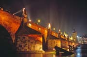 Jednor�zov� nasv�cen� Karl�v most b�hem tzv. Orange day, Praha. �esk� republika.