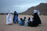 Tane�n�c� a hudebn�ci na tradi�n� tuare�sk� svatb�. Oblasti poho�� Air. Niger.