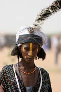 Mu� z ko�ovn�ho etnika Wodaab� (naz�v�ni t� Bororo) p�ed tancem Yaake. Slavnost Cure Sal�e (L��ba sol�) ve m�ste�ku In-Gall. Niger.