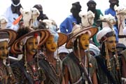 Mu�i z ko�ovn�ho etnika Wodaab� (naz�v�ni t� Bororo) p�ed tancem Yaake. Slavnost Cure Sal�e (L��ba sol�) ve m�ste�ku In-Gall. Niger.