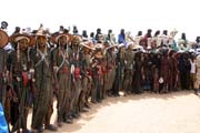 Mu�i z ko�ovn�ho etnika Wodaab� (naz�v�ni t� Bororo) p�ed tancem Yaake. Slavnost Cure Sal�e (L��ba sol�) ve m�ste�ku In-Gall. Niger.