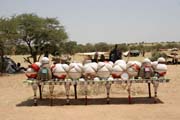 P��prava a dekorace na festival Gerewol etnika Wodaab�.  Niger.