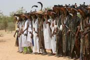 Mu�i z ko�ovn�ho etnika Wodaab� (naz�v�ni t� Bororo) tan�� sv�j tanec kr�sy naz�van� Yaake na sv� slavnosti Gerewol. Niger.