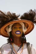 Mu� z ko�ovn�ho etnika Wodaab� b�hem tance Yaake na slavnosti Gerewol. B�hem tance mu�i cen� zuby a koul� o�ima. D�l� je to kr�sn�j��. Niger.