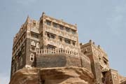 Zn�m� 'kamenn� pal�c' Dar al-Hajar ve Wadi (�dol�) Dhahr. Jemen.