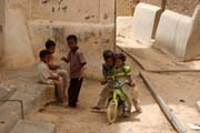 Na ulici ve m�st� Shibam. Jemen.