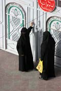 Tradi�n� �ensk� oble�en� v Jemenu je �ern� barvy. M�sto Al-Mukalla. Jemen.