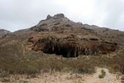 Mal� jeskyn� na ji�n�m pob�e�� ostrova Socotra (Suqutra). Jemen.