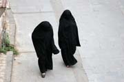 �eny v tradi�n�m �ern�m oble�en� na ulici v hlavn�m m�sta Sana. Jemen.