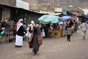 Hlavn� ulice a tr�i�t� ve vesnici Shibam-Kawkaban. Jemen.