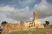 Pevnost Husn Thilla, kter� se ty�� nad vesnic� Thilla. Jemen.