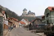 Hrad Karl�tejn. Pohled z vesnice Karl�tejn. �esk� republika.