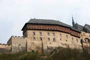 Hrad Karl�tejn. Gotick� hrad zalo�en� v roce 1348 Karlem IV. jako m�sto pro ulo�en� kr�lovsk�ch poklad�, sb�rek svat�ch relikvi� a ��sk�ch korunova�n�ch klenot�. �esk� republika.
