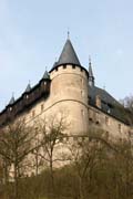 Hrad Karl�tejn. Gotick� hrad zalo�en� v roce 1348 Karlem IV. jako m�sto pro ulo�en� kr�lovsk�ch poklad�, sb�rek svat�ch relikvi� a ��sk�ch korunova�n�ch klenot�. �esk� republika.