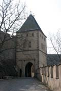 Hrad Karl�tejn. Gotick� hrad zalo�en� v roce 1348 Karlem IV. jako m�sto pro ulo�en� kr�lovsk�ch poklad�, sb�rek svat�ch relikvi� a ��sk�ch korunova�n�ch klenot�. �esk� republika.