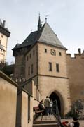 Hrad Karl�tejn. Gotick� hrad zalo�en� v roce 1348 Karlem IV. jako m�sto pro ulo�en� kr�lovsk�ch poklad�, sb�rek svat�ch relikvi� a ��sk�ch korunova�n�ch klenot�. �esk� republika.