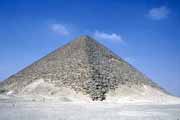 �erven� pyramida v Dashuru. Egypt.
