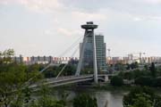 Bratislavsk� Hrad, postaven v 13. stolet�, je mohutn� obd�ln�kov� stavba se �ty�mi rohov�mi v�emi. Hrad se nach�z� nad Dunajem na vrcholku sk�ly Mal� Karpaty v centru Bratislavy. Slovensko.