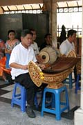 Chr�m Erawan (San Phra Phrom), tane�n� p�edstaven� s �ivou hudbou v�m zajist� �t�st� , spokojenost, �sp�ch �i l�sku, Bangkok. Thajsko.