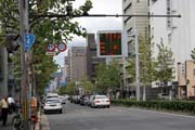 Ulice sm�rem k vlakov�mu n�dra��, Kj�to. Japonsko.