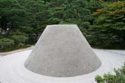 Chr�m Ginkaku-ji (naz�van� t� Chr�m St��brn�ho pavilonu) je zenov� chr�m, kter� je obklopen� velmi zaj�mavou zahradou, kde m��ete naj�t i tyto zenov� prvky, Kj�to. Japonsko.