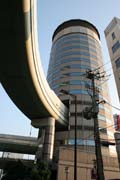M�sto Osaka. M�stn� metro proj�d� skr mrakodrap. Japonsko.