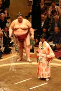 Sumo z�pasn�k h�z� s�l - ritu�l star� v�ce jak 100 let. Tokio. Japonsko.