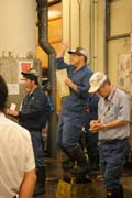 Rann� dra�ba tu��k� - aukce jede, mu� vyvol�va ceny tu��k�. Ryb� trh Tsukiji, Tokio. Japonsko.