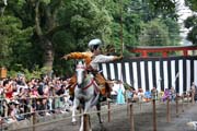 Tsurugaoka Hachiman-gu Shrine Reitaisai (Ka�doro�n� Festival) svatyn� Tsurugaoka Hachiman-gu. Tento den se kon� Yabusame - tradi�n� japonsk� lukost�elba z kon�. M�sto Kamakura. Japonsko.