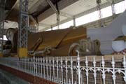 Zn�m� le��c� Buddha (55 metr� dlouh�, 16 metru vysok�) - Shwethalyaung Buddha, m�sto Bago. Myanmar (Barma).