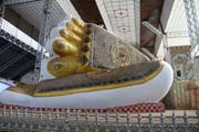 Zn�m� le��c� Buddha (55 metr� dlouh�, 16 metru vysok�) - Shwethalyaung Buddha, m�sto Bago. Myanmar (Barma).