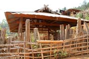 D�m duch� - vesnice etnika Eng, okol� m�sta Kengtung. Myanmar (Barma).
