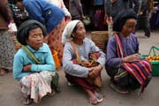�eny z horsk�ch kmen� - hlavn� trh ve m�st� Kengtung. Myanmar (Barma).