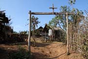 Vstupn� br�na do vesnice etnika Akha, okol� m�sta Kengtung. Br�na chr�n� p�ed zl�mi duchy. Myanmar (Barma).