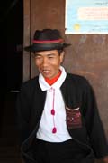 Mu� z kmene Akha v tradi�n�m od�vu, okol� m�sta Kengtung. Mu�i narozd�l od �en v tradi�n�m ji� moc nechod�. Myanmar (Barma).