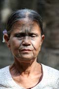 �ena z etnika Chin, okol� Mrauk U. �eny maj� tradi�n� tetovan� obli�eje. Myanmar (Barma).