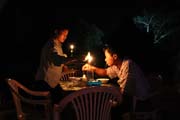 Ve�ern� posezen� na mini trhu, Mrauk U. Myanmar (Barma).