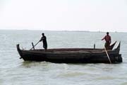 Lo� na okraji mo�e u m�sta Sittwe. Myanmar (Barma).