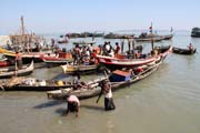 Ryb��i p�ed ryb�m trhem ve m�st� Sittwe. Myanmar (Barma).