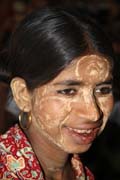 M�sto Sittwe le�� bl�zko u hranic Banglad�i. Vliv Indick�ho subkontinentu je zde ji� zn�t. Myanmar (Barma).